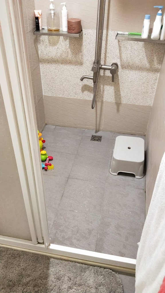 浴室磁磚防滑,孩童浴室滑倒,小朋友廁所跌倒,浴室地板濕滑危險,磁磚防滑,地磚防滑,廁所止滑,防滑處理,浴室安全,長照居家安全,老人防滑,止滑液,防滑貼片替代,免地墊,免貼片,防滑DIY,居家照護,防滑塗料,長照家庭,止滑大師