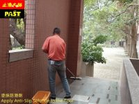 騎樓走道磁磚防滑,半戶外走廊防滑,室外磁磚止滑,社區中庭防滑,廊道,中廊地磚防滑,人行道防滑,學校走廊防滑,走廊濕滑孩童滑倒意外,校園地板防滑施工,止滑工程,無障礙斜坡道止滑,殘障坡道防滑,廁所地板止滑,出入口止滑,玄關防滑,大廳防滑,樓梯止滑,踏階防滑,辦公室止滑,校園雨天學生滑倒防範措施,止滑廠商推薦,防滑廠商,防滑公司,有效預防滑倒,雨天濕滑,地面防滑
