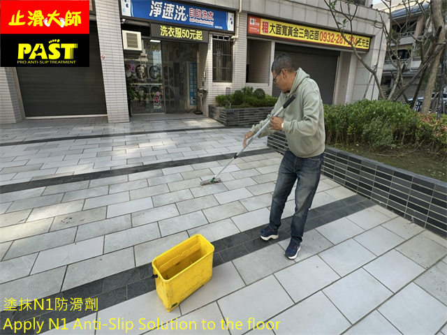 社區大樓人行道防滑, 住宅大樓一樓走道防滑, 店舖門口止滑, 戶外地磚止滑, 行人步道防滑, 社區防滑工程, 人行道磁磚濕滑, 騎樓地面防滑, 社區走道止滑, 公共空間防滑, 透明防滑劑, 防滑施工, 人行道地面防滑, 戶外地磚止滑, 行人步道防滑工程, 社區大樓防滑, 人行道磁磚雨天濕滑, 騎樓下雨天地面溼滑, 社區外圍走道止滑, 住戶滑倒防滑改善, 公共空間地面防滑處理, 透明防滑劑施工, 人行道很滑怎麼辦, 騎樓磁磚防滑方法, 社區走道止滑改善工程