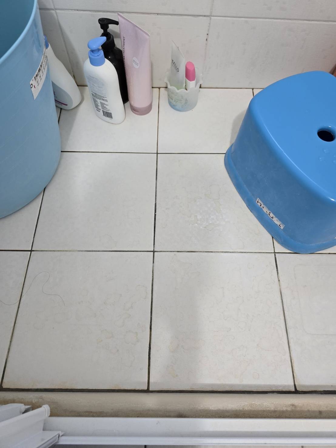 浴室止滑首選 淋浴間防滑 洗澡滑倒 長輩浴室防滑處理 防滑補助 隱形防滑 浴室磁磚防滑劑 浴室磁磚止滑 浴室地板防滑 浴室地面防滑液 廁所防滑止滑 室內地磚防滑