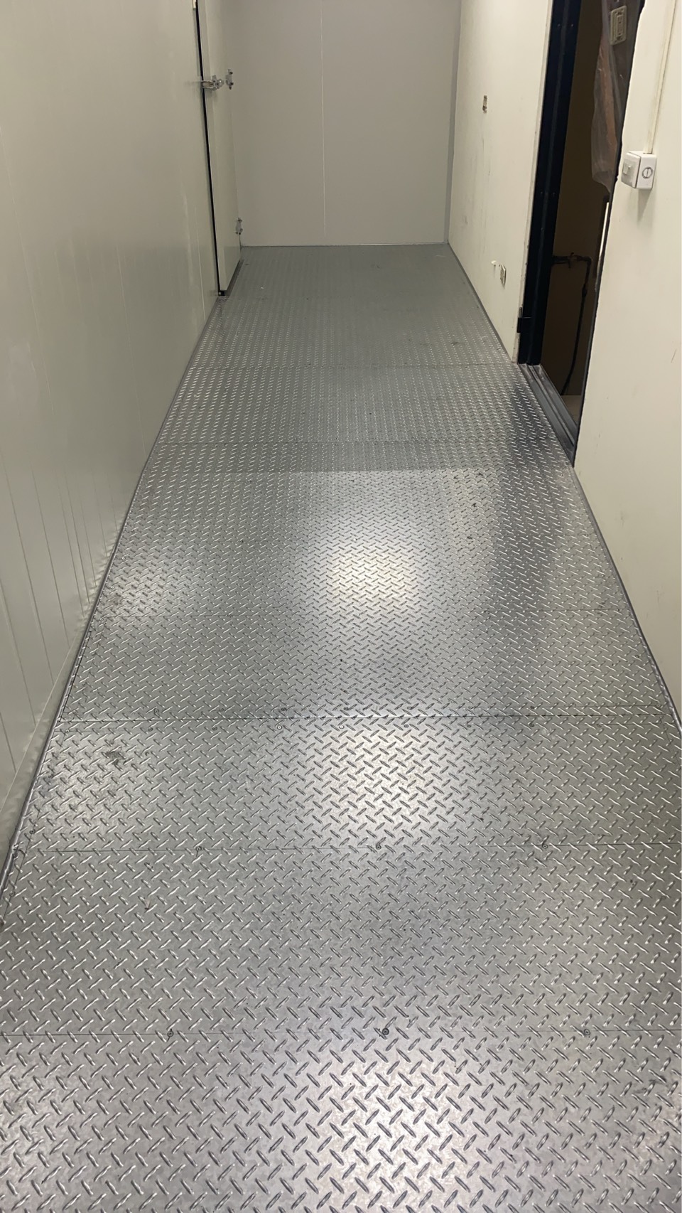 坡道鐵板防滑施工方法 不銹鋼防滑 斜坡道防滑 送餐通道止滑 出入口防滑 花板止滑 食品加工區止滑 廚房濕滑地面防滑  乾淨易清洗防滑地板 食品工廠防滑塗料 工廠地坪防滑