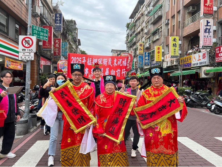 社福團體將扮裝成象徵祝福的財神爺，拜訪友善店家。圖／立心慈善基金會 提供
