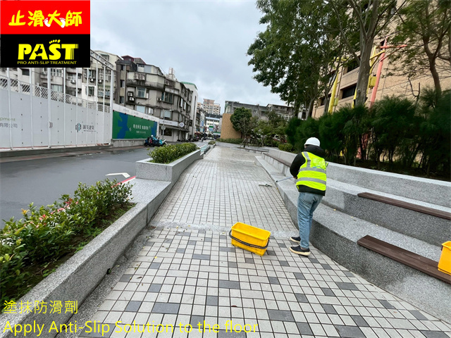 室外地磚止滑 戶外磁磚防滑 無障礙坡道防滑措施 防滑磚 人行道止滑 隱形防滑藥劑 走道防滑 行人走道止滑 車道磁磚防滑 坡道防滑 斜坡止滑 推車打滑 雨天滑倒賠償 止滑條脫落怎麼辦地板防滑 隱形防滑藥劑 台北止滑施工 台中防滑公司 透明防滑